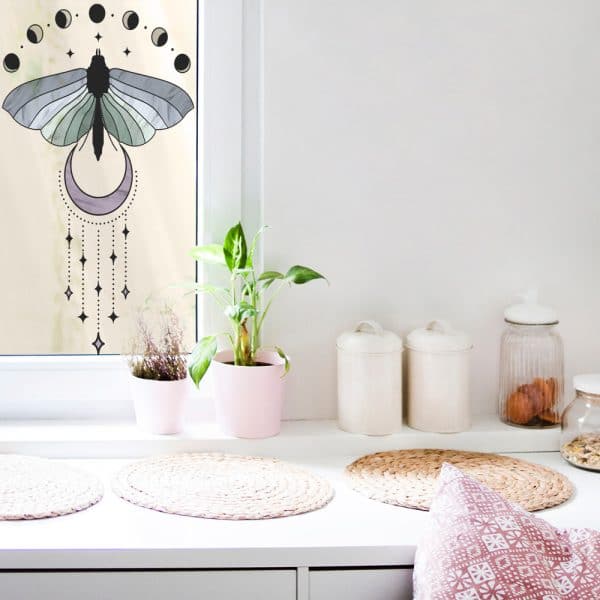 Imitacja witraża z ćmą i księżycem