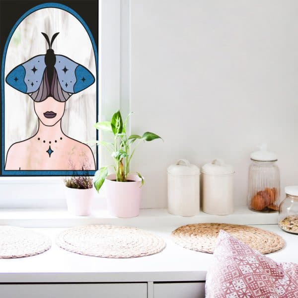 Witraż z kobietą i ćmą do łazienki