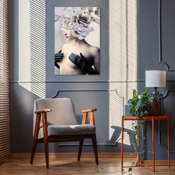 Obraz z kobietą w czarnych rękawiczkach