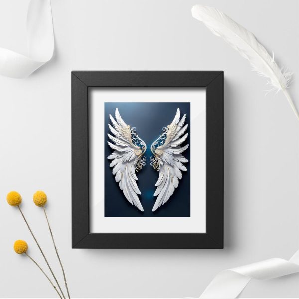 Plakat i białe skrzydła na granatowym tle
